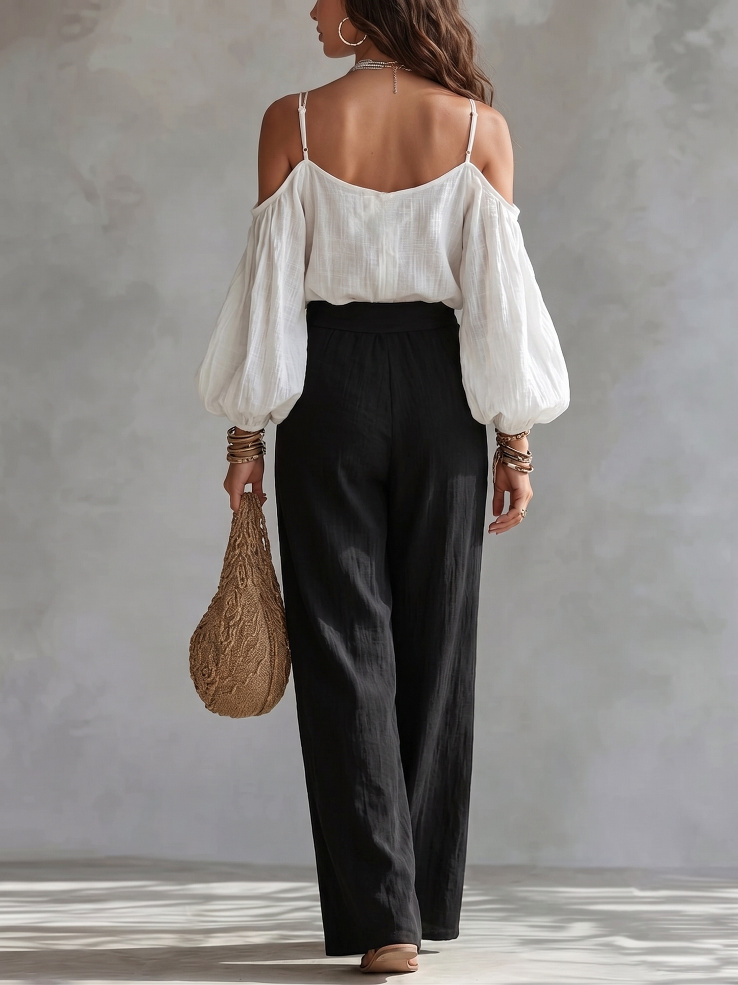 Andrea | Conjunto con top blanco de hombros descubiertos y pantalones negros palazzo