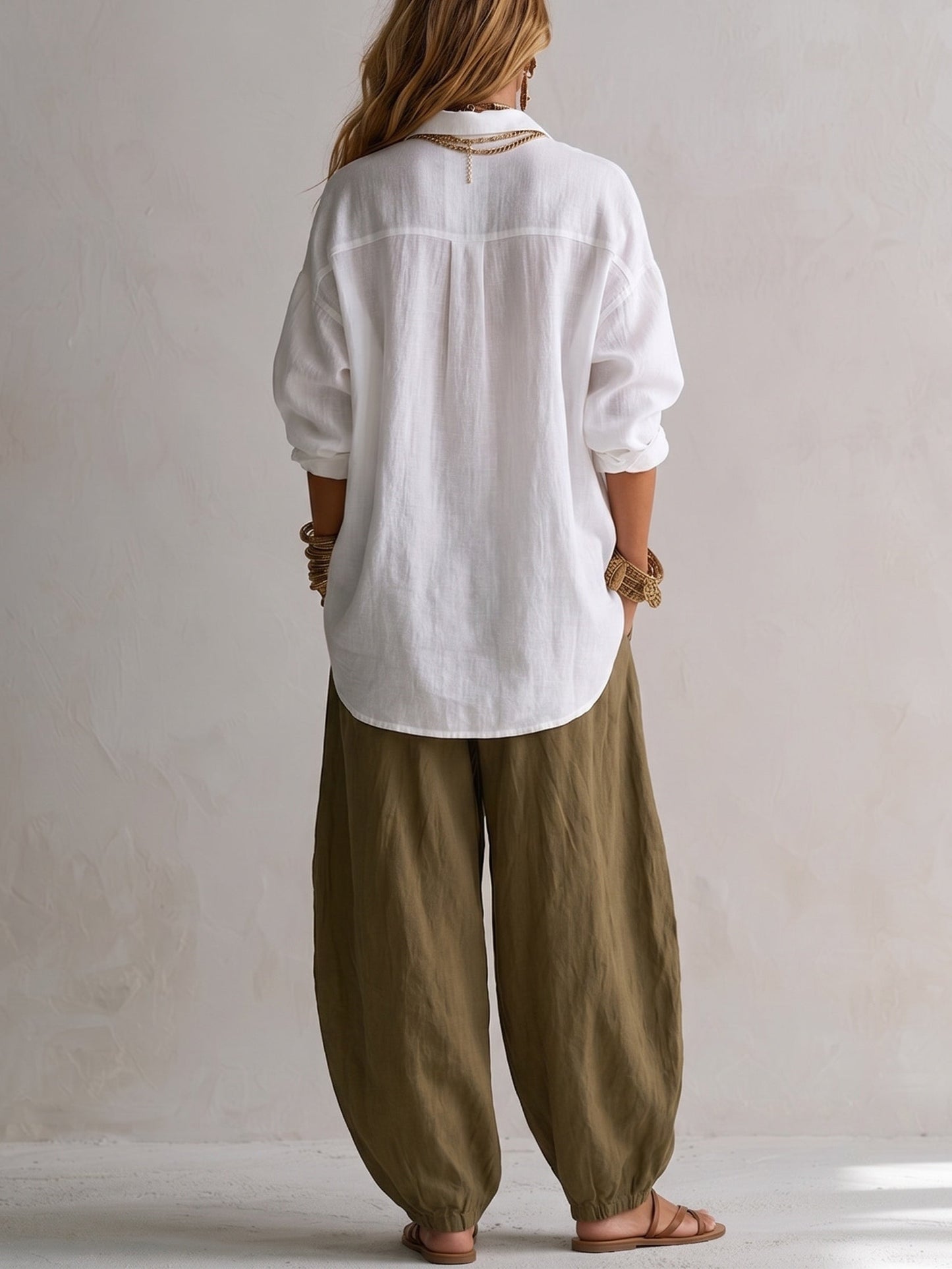 Adriana | Completo camicia bianca ampia e pantaloni verdi a gamba larga a lanterna